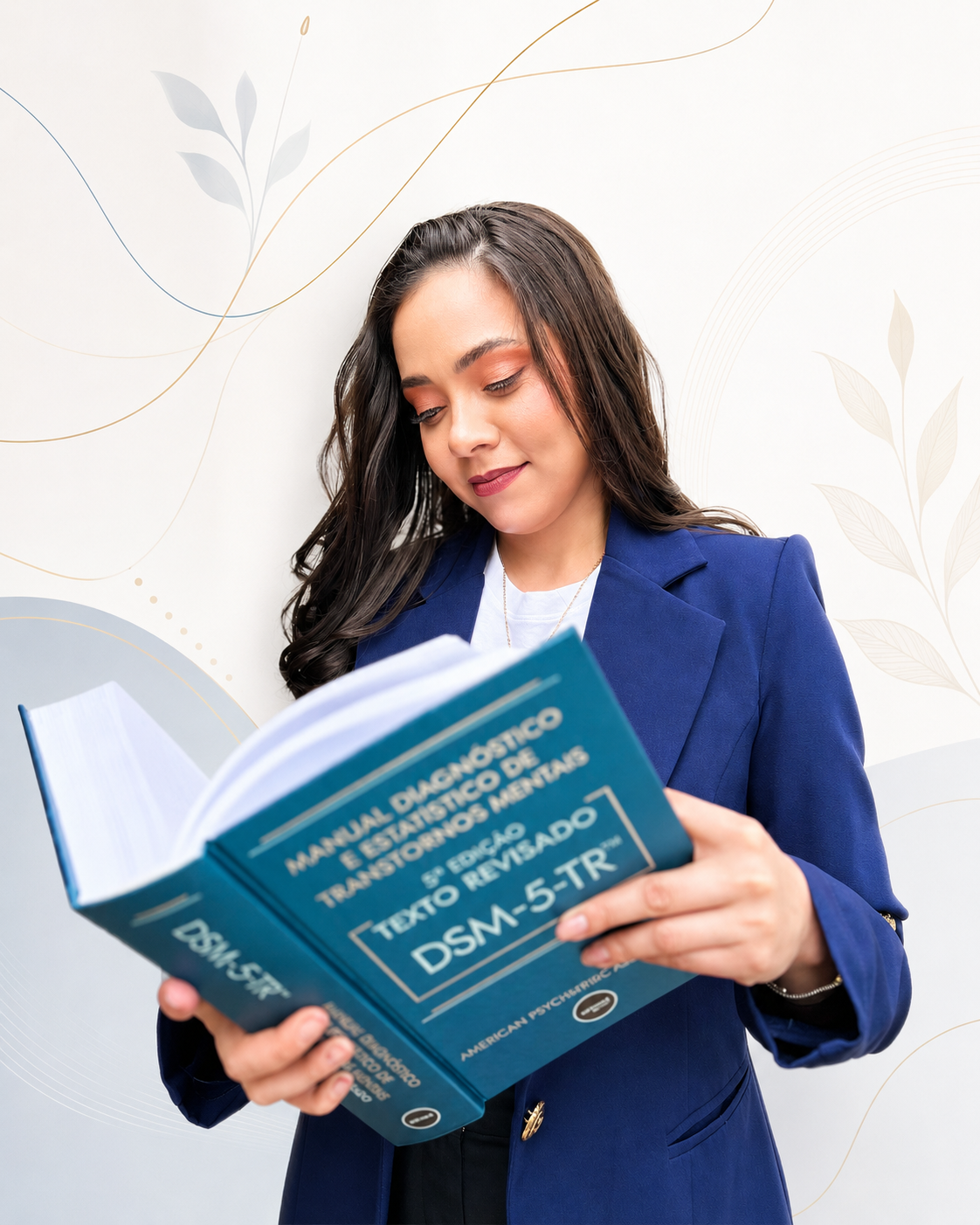 Elizabeth Pereira lendo material técnico sobre saúde mental